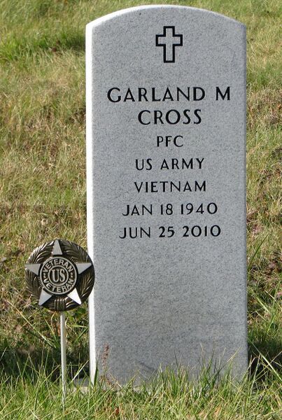 File:Grave-Woodlawn-CrossGarlandM.jpg