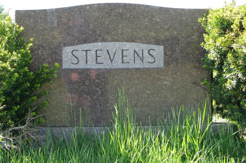 File:Grave-Knox-StevensRaymondLMonument.jpg