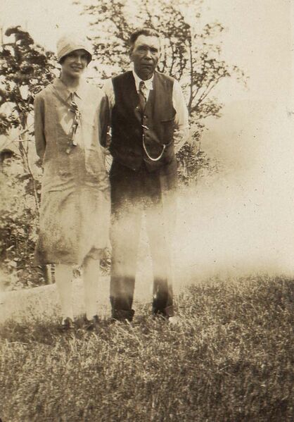 File:Daisy and WilliamFreleigh.jpg