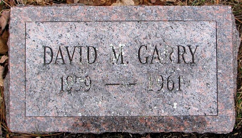 File:Grave-Woodlawn-GarryDavidM.jpg