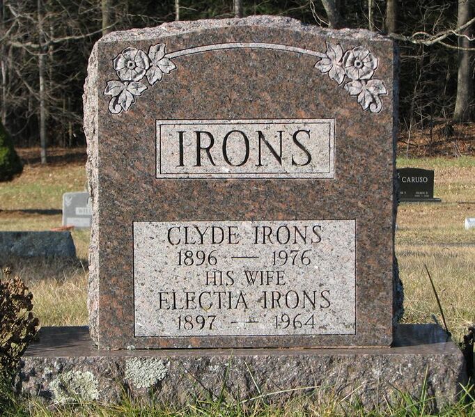 File:Grave-Woodlawn-IronsClyde.jpg